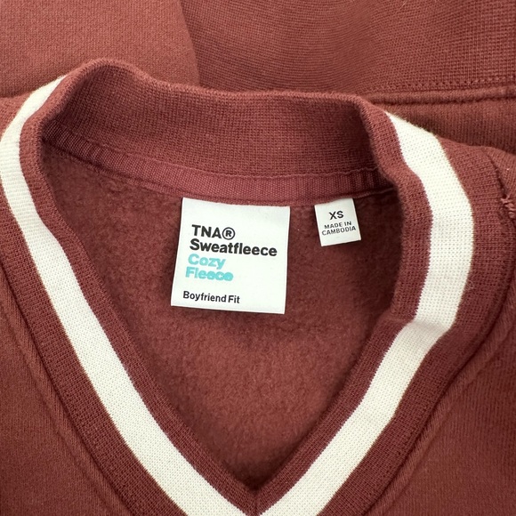 ARTIZIA NWT - TNA Cozy Fleece Boyfriend V-Neck Sweatshirt Burgundy - XS - Picture 5 of 5